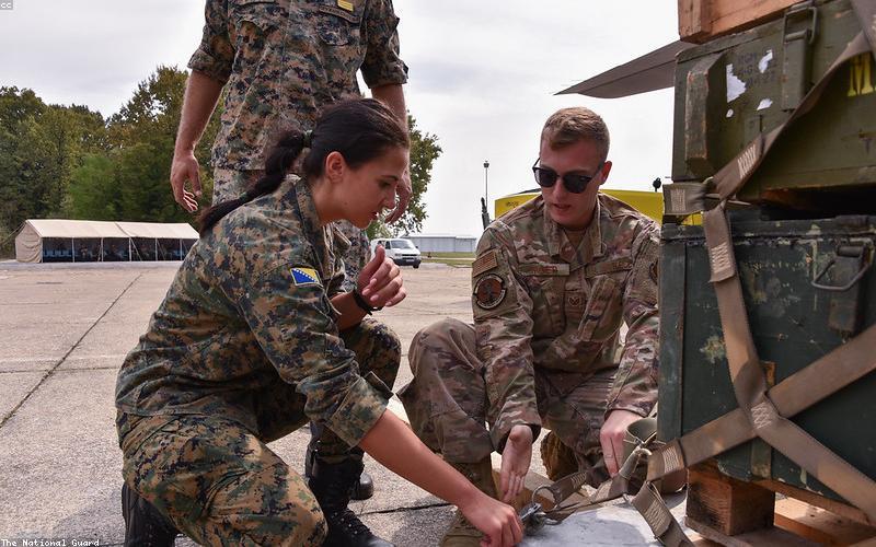 Avion à l'aéroport de Tuzla